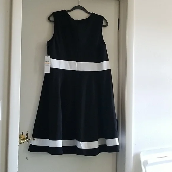 Women's dress - Picture 2 of 8